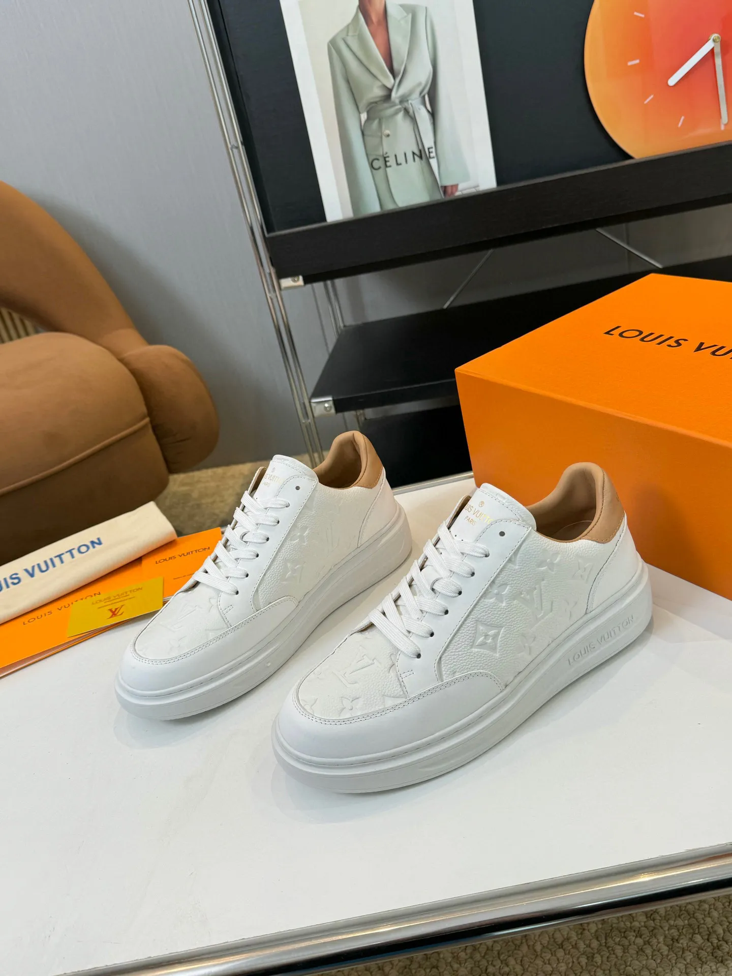 Men's Men's Shoes 💰620💰 LV [Beverly Hills Sports Shoes Series] This Beverly Hills sports shoes are made of grained cow leather with Damier pattern, echoing the current season's leather goods series. The thick rubber outsole is lightweight, and an embossed Louis Vuitton logo adds a branding touch. Padded insole and technical fabric lining enhance comfort.  Detailed Features ♛ Silk cowhide ➕ Tumbled cowhide ♛ Ultra-light rubber outsole ♛ Louis Vuitton logo on tongue and outsole ♛ Size: 38-46